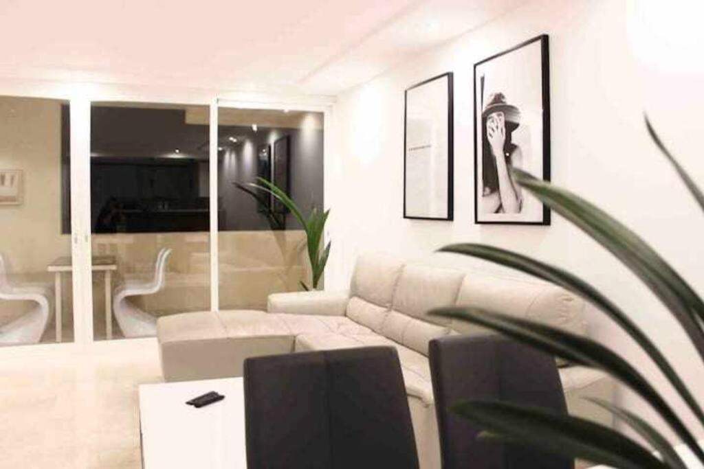 Large Modern Beach Front Apartment, Rooftop Pool!! Марбелья Экстерьер фото