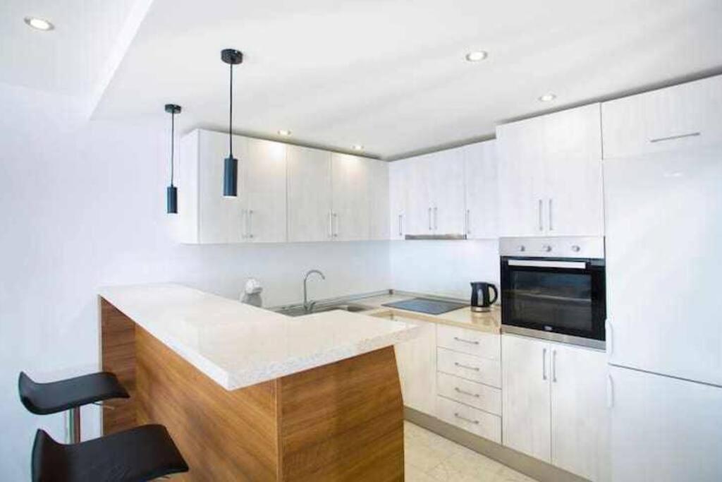 Large Modern Beach Front Apartment, Rooftop Pool!! Марбелья Экстерьер фото