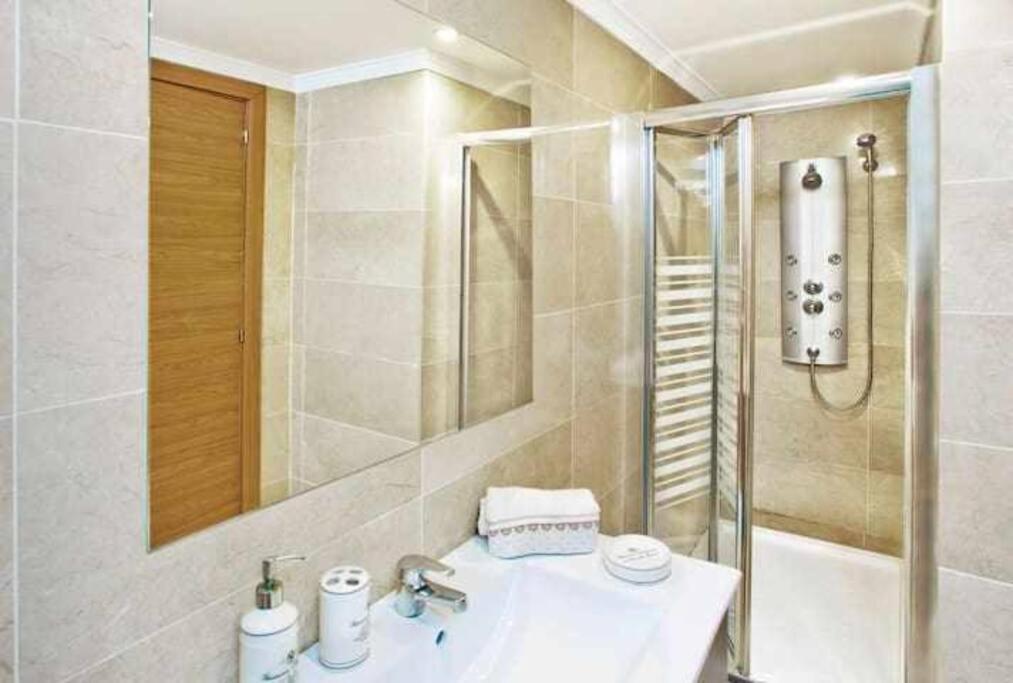 Large Modern Beach Front Apartment, Rooftop Pool!! Марбелья Экстерьер фото