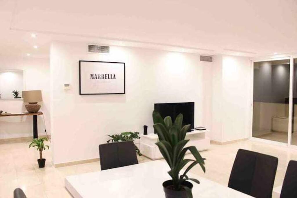 Large Modern Beach Front Apartment, Rooftop Pool!! Марбелья Экстерьер фото